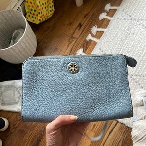tory burch clutch - light blue